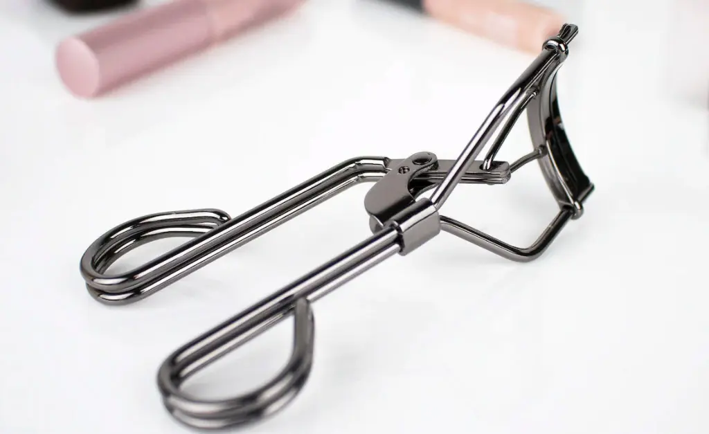 How to store your eyelash curler properly