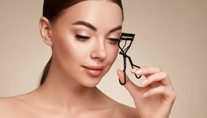 How do you get the best results from Kevyn Aucoin's eyelash curler?
