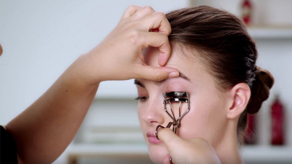 How do you use an eyelash curler?