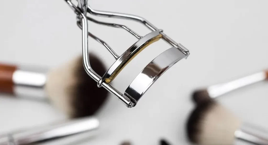 How to clean your eyelash curler